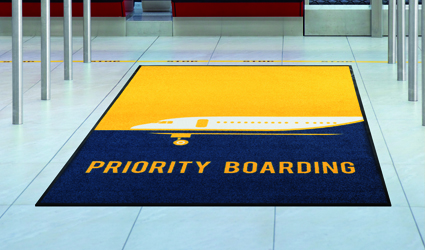 Logo - Logo Matte in gelb/blau für "priority boarding" im Flughafen